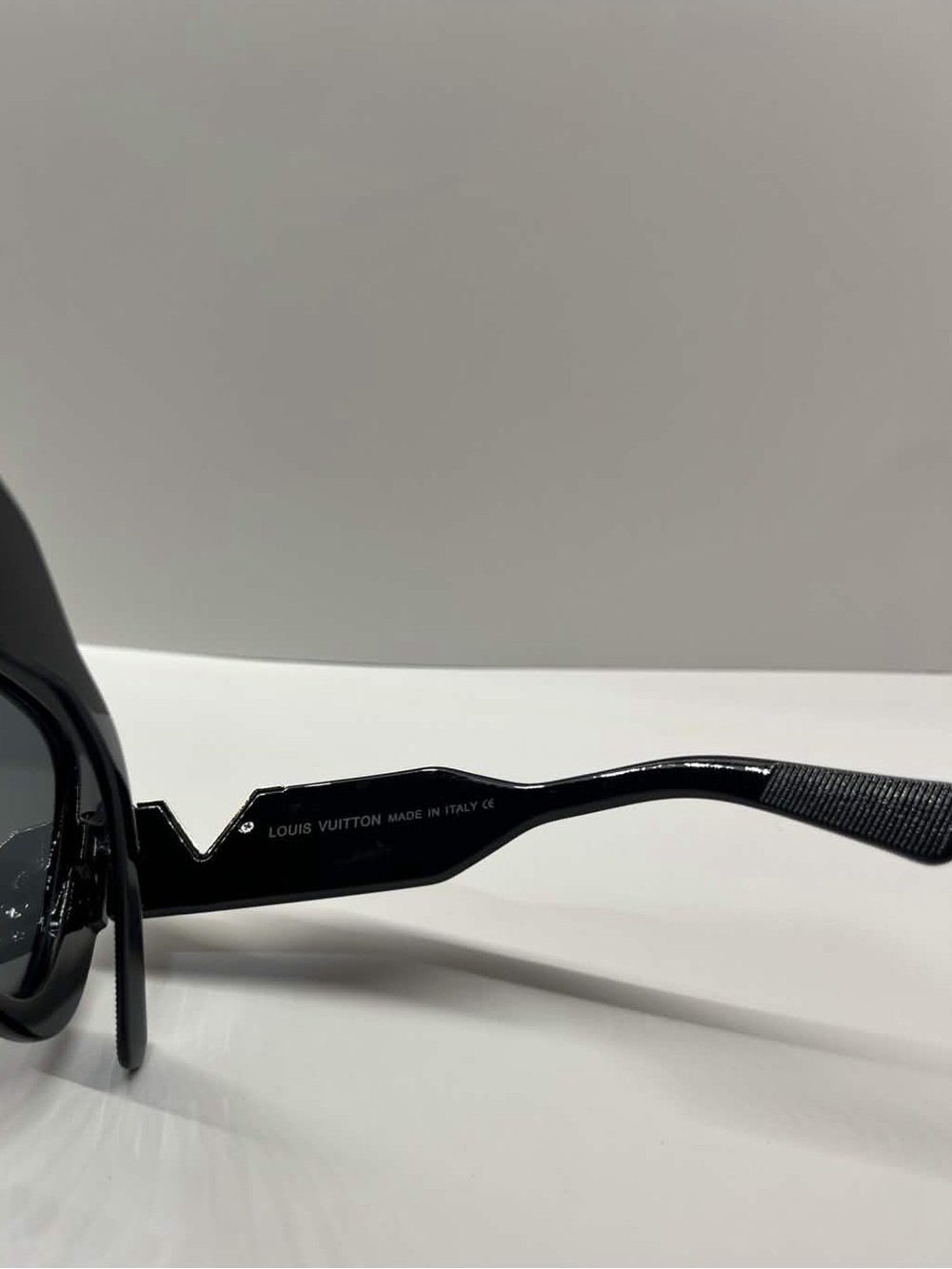 Louis Vuitton Bow Shaped Women’s Sunglasses - Picture 3 of 4